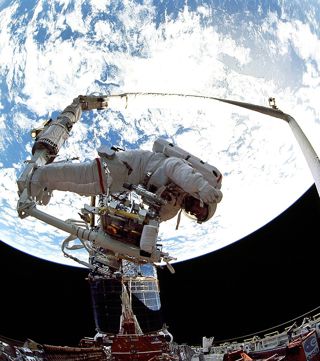 907Px STS 61 Hubble Servicing