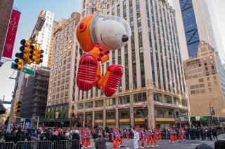 An inflatable Snoopy as an Artemis astronaut at Macy's Thanksgiving parade in 2022.