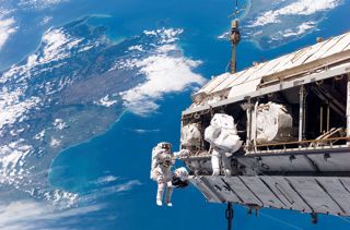 STS 116 Spacewalk 1 1900X0 C Default
