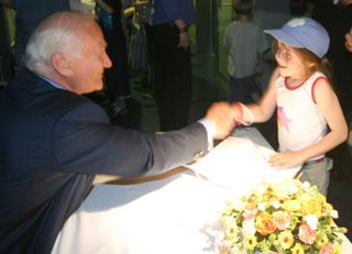 1024X0 95 3 C FFFFFF 0D6b11329095432bafad9ce2634f4bac Buzz With Little Girl 1